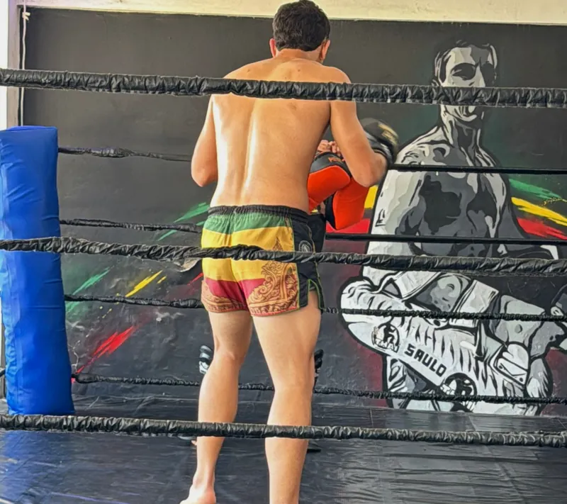 Atleta da Rasthai treinando em frente ao mural
